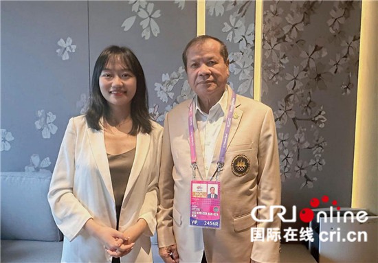 　　△柬埔寨國(guó)家奧委會(huì)主席、柬埔寨亞運(yùn)代表團(tuán)團(tuán)長(zhǎng)唐坤（右）接受記者采訪