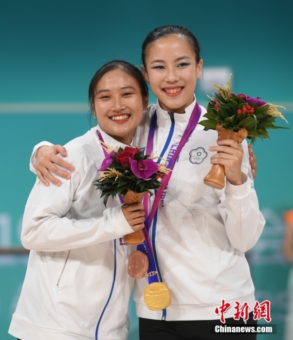 10月7日，杭州第19屆亞運(yùn)會輪滑項目女子花樣輪滑單人滑長節(jié)目決賽在錢塘輪滑中心舉行。結(jié)合短節(jié)目決賽成績，中國臺北選手洪筱晴(左)以94.38分的總成績奪得女子花樣輪滑單人滑冠軍，中國臺北選手張致如(右)獲得季軍。<a target='_blank' href='/'><p  align=
