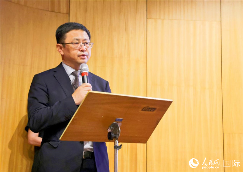 中國駐里約熱內(nèi)盧總領(lǐng)事館商務(wù)參贊徐元?jiǎng)侔l(fā)表致辭。人民網(wǎng)記者 陳海琪攝