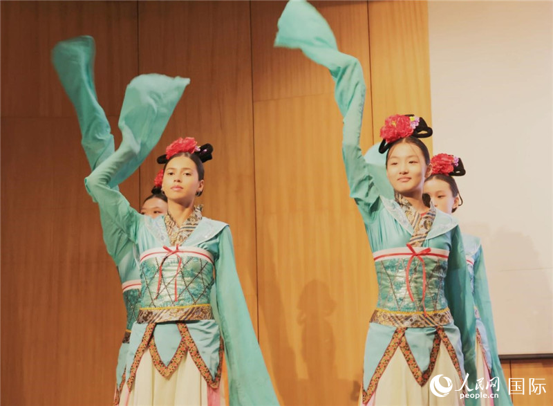 兩國文化志愿者共同表演中國傳統(tǒng)舞蹈。人民網(wǎng)記者 陳海琪攝