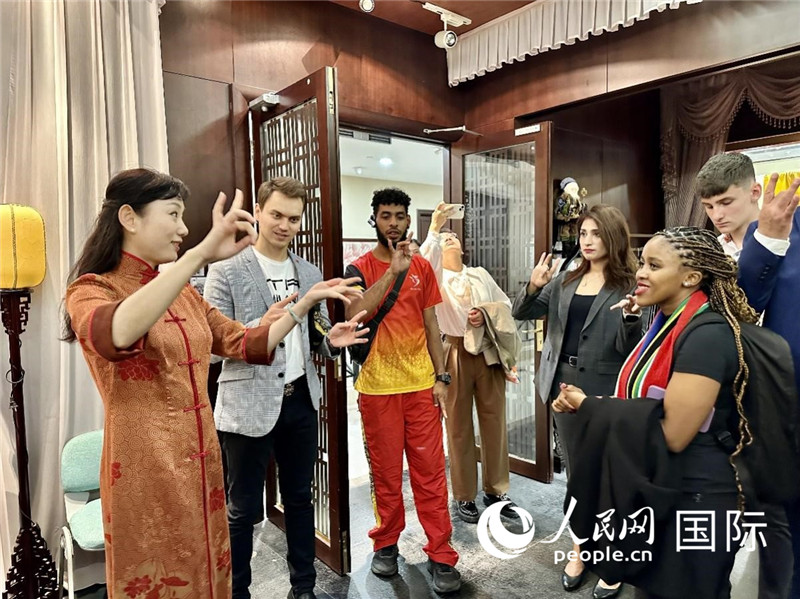 國際民間人士代表團參觀古北市民中心昆曲教室。人民網(wǎng)記者 周雨攝