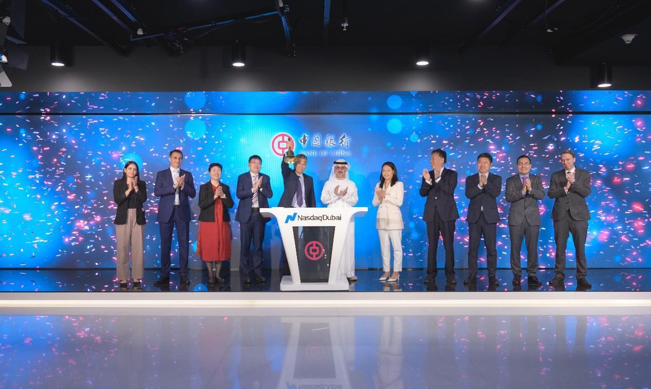 圖為中外嘉賓出席搖鈴儀式。迪拜納斯達克供圖