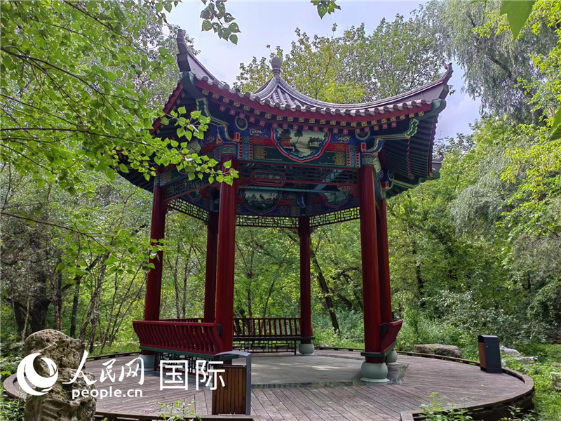 莫斯科中國貿(mào)易中心的中式園林“華銘園”一角。人民網(wǎng)記者 申亞欣攝