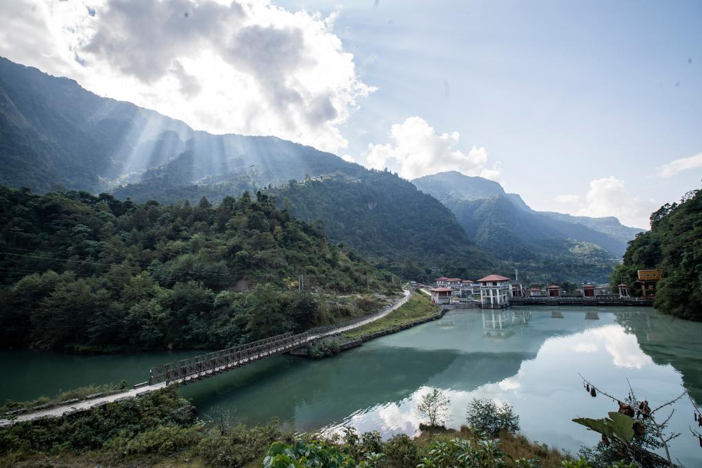 這是2022年11月8日拍攝的尼泊爾上馬相迪A水電站大壩。上馬相迪A水電站位于尼泊爾西部勒姆宗縣，2013年1月開工建設(shè)，2017年1月1日投入商業(yè)運營。該水電站投入運營以來，極大緩解了尼泊爾電力緊缺局面。新華社發(fā)（哈里·馬哈爾詹 攝）