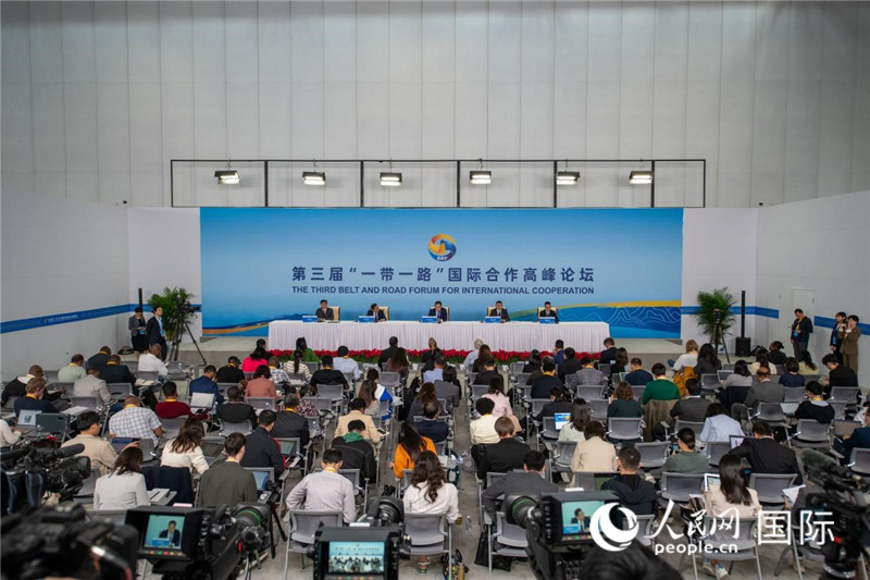 10月16日，第三屆“一帶一路”國際合作高峰論壇新聞中心在北京國家會議中心舉行首場吹風(fēng)會，邀請自然資源部國際合作司和相關(guān)單位負責(zé)人介紹有關(guān)情況，并回答記者提問。人民網(wǎng)記者 翁奇羽攝