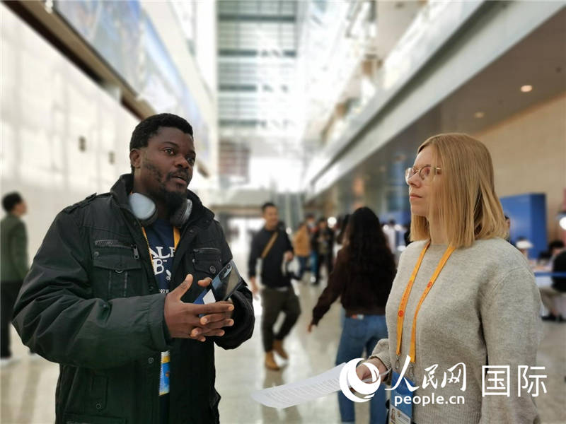 剛果（金）未來(lái)集團(tuán)廣播電視部記者雨果-恩澤扎接受人民網(wǎng)采訪。人民網(wǎng) 孫鴻宇攝