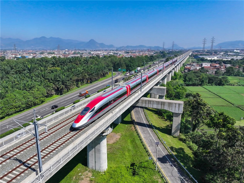 奔馳在雅萬高鐵上的動車組。中車青島四方機車車輛股份有限公司供圖