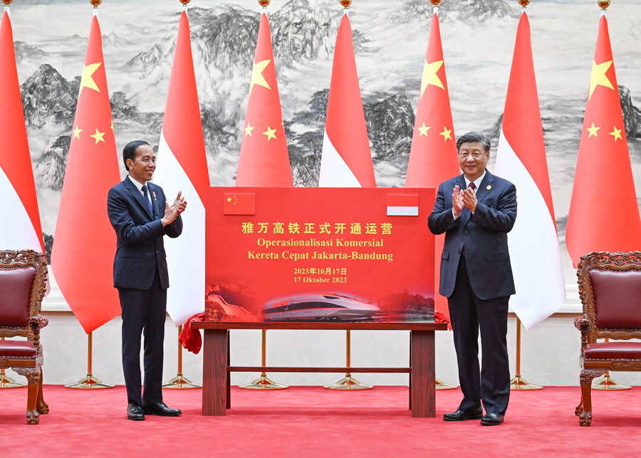 10月17日下午，國家主席習(xí)近平在北京人民大會堂同來華出席第三屆“一帶一路”國際合作高峰論壇并進(jìn)行國事訪問的印度尼西亞總統(tǒng)佐科舉行會談。會談后，兩國元首共同為雅萬高鐵正式開通運(yùn)營揭幕。