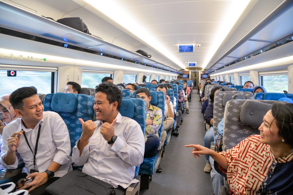 10月17日，乘客在行駛中的雅萬高鐵高速動車組列車車廂內(nèi)交談。