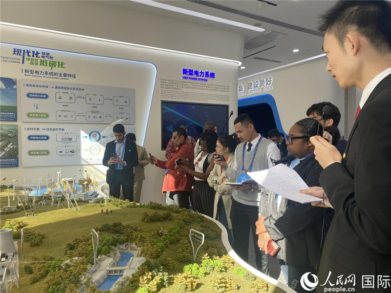 2023“一帶一路”媒體合作論壇聯(lián)合采訪團(tuán)參訪中國(guó)能建。人民網(wǎng)記者 于洋攝