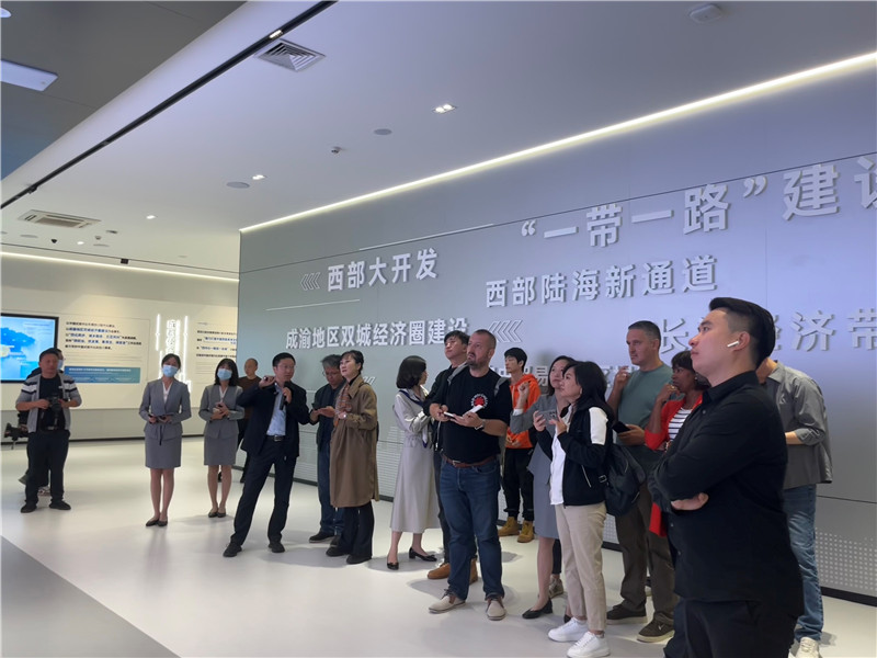 （成都國際鐵路港展廳，中外記者邊聽邊記，了解成都國際鐵路港運行情況 趙橙涔攝