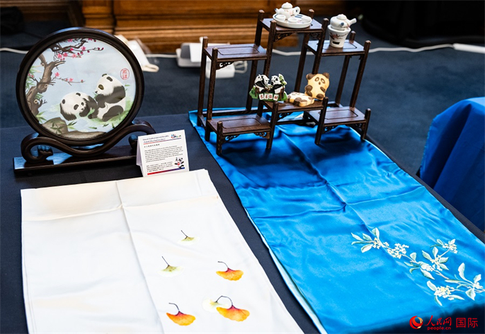 活動(dòng)現(xiàn)場(chǎng)的現(xiàn)場(chǎng)文創(chuàng)展、互動(dòng)體驗(yàn)區(qū)、非遺區(qū)展示。人民網(wǎng) 郭錦標(biāo)攝