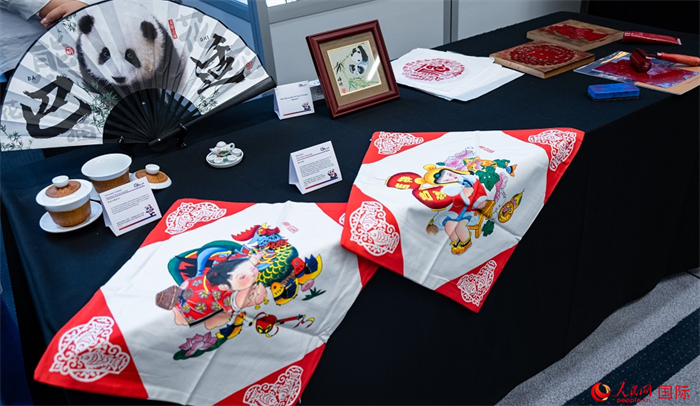 活動(dòng)現(xiàn)場(chǎng)的現(xiàn)場(chǎng)文創(chuàng)展、互動(dòng)體驗(yàn)區(qū)、非遺區(qū)展示。人民網(wǎng) 郭錦標(biāo)攝