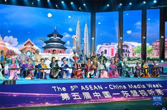 10月21日，在馬來西亞行政首都普特拉賈亞，演員在第五屆中國(guó)—東盟視聽周開幕活動(dòng)上表演。新華社記者 程一恒 攝
