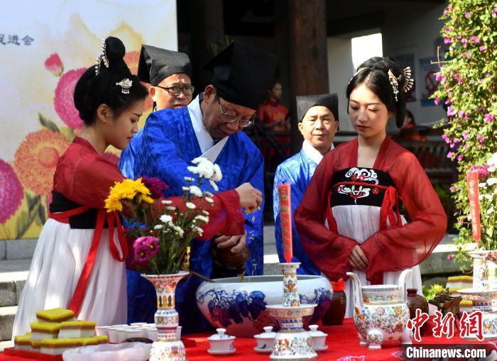 資料圖：圖為傳統(tǒng)重陽祭酒儀式?！蚊?攝