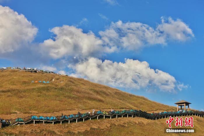 資料圖：圖為江西武功山高山草甸旁的登山步道，游客在登山。 劉力鑫 攝