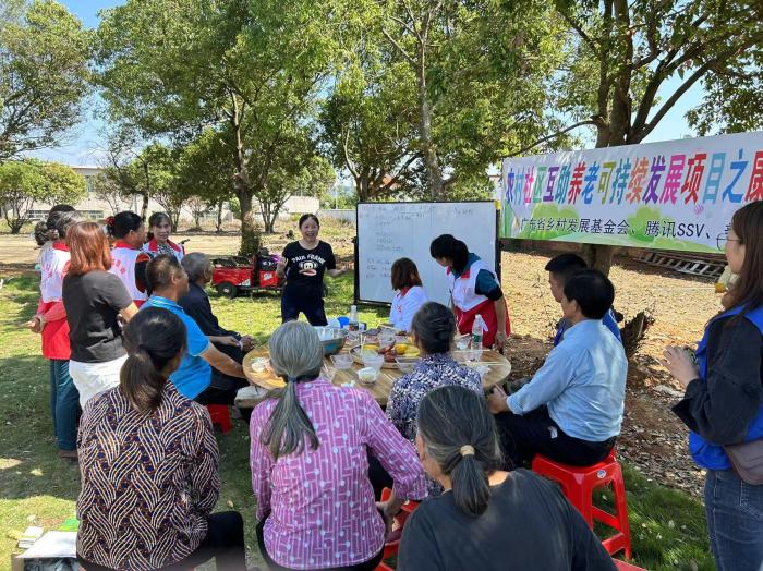 10月23日，廣東韶關(guān)農(nóng)村的互助養(yǎng)老探索，結(jié)合仁化縣董塘鎮(zhèn)新龍村的重陽節(jié)活動(dòng)，將村支書、婦女主任、項(xiàng)目管理人員、新龍村助老員、村民志愿者、健康熱心的老人聚集在一起。 受訪者供圖