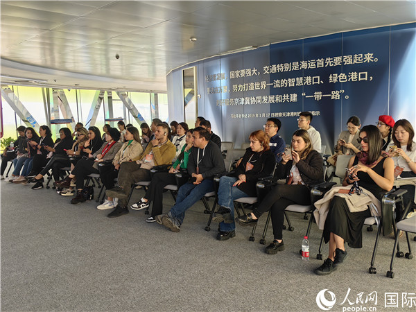 外媒記者探訪天津港北疆港區(qū)C段智能化集裝箱碼頭。人民網(wǎng)記者 符園園攝