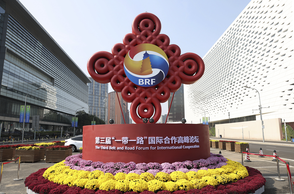 這是在北京國家會議中心附近拍攝的“一帶一路”國際合作高峰論壇景觀布置（2023年10月17日攝）。新華社記者 陳斌 攝