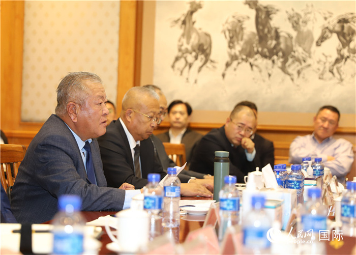 2.2023年10月30日，張義波（左一）會長匯報商會工作情況。人民網(wǎng)記者 霍文攝