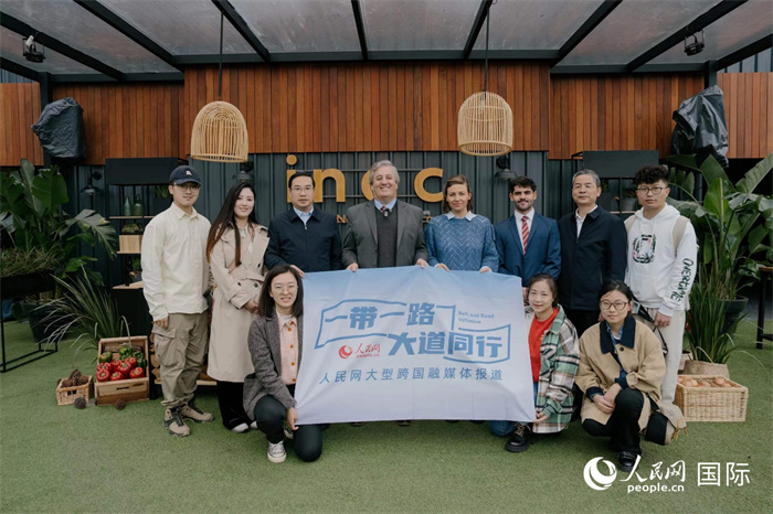 在烏拉圭第118屆普拉多牧農(nóng)業(yè)國際博覽會上，烏拉圭國家肉類協(xié)會主席與人民網(wǎng)記者合影。人民網(wǎng)記者 張若涵攝