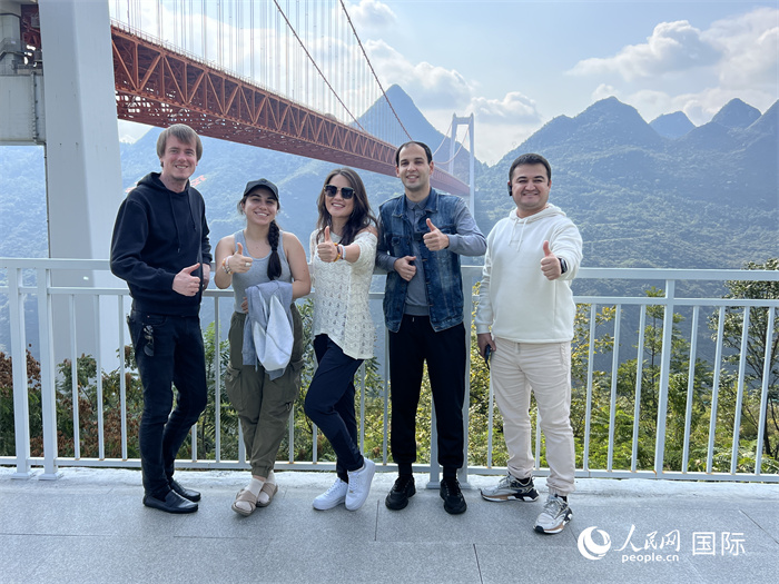 歐亞國家記者在壩陵河大橋下合影，并給大橋“點(diǎn)贊”。人民網(wǎng) 花放攝