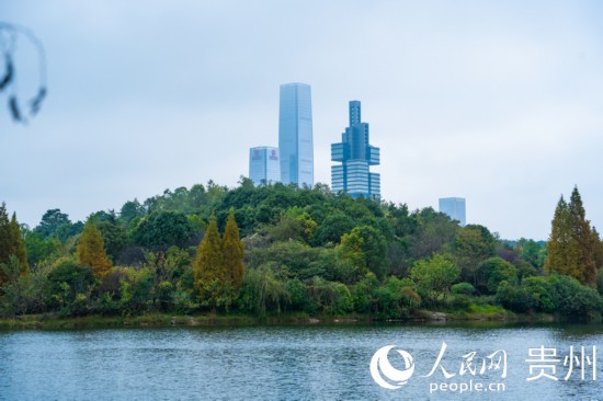 城市地標與綠水青山相得益彰。人民網(wǎng) 陽茜攝