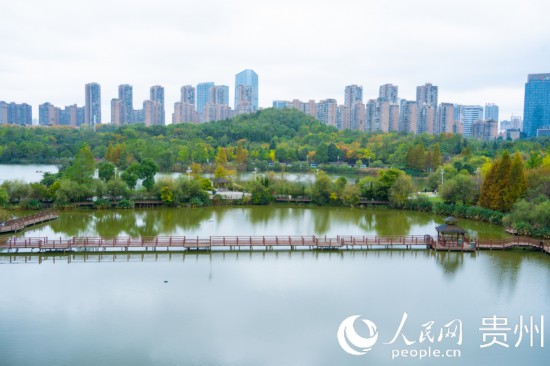 秋日時節(jié)，觀山湖公園景色美不勝收。人民網(wǎng) 陽茜攝