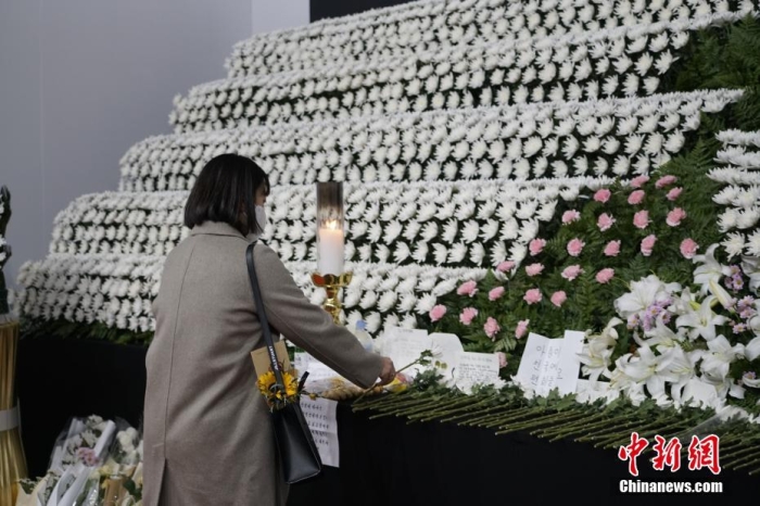 當(dāng)?shù)貢r(shí)間11月1日23時(shí)45分許，韓國(guó)民眾在位于首爾廣場(chǎng)的集體焚香所悼念梨泰院踩踏事故遇難者。 <a target='_blank' href='/'><p  align=