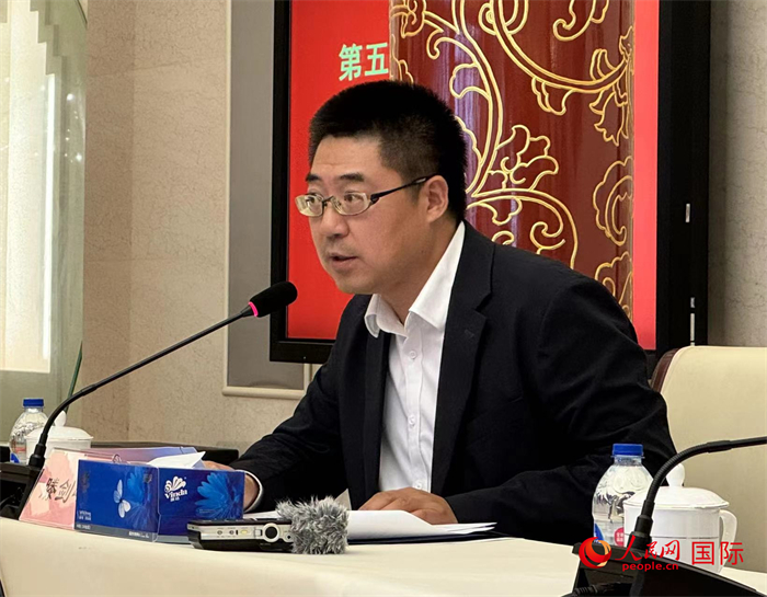 10月31日，歐美同學會副秘書長滕劍峰在第五屆中法文化論壇媒體吹風會上講話。（人民網 謝瑩攝）