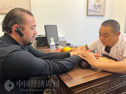   （外媒記者走進(jìn)中醫(yī)堂，問(wèn)診中醫(yī)名師。中國(guó)經(jīng)濟(jì)周刊記者 郭志強(qiáng)攝）