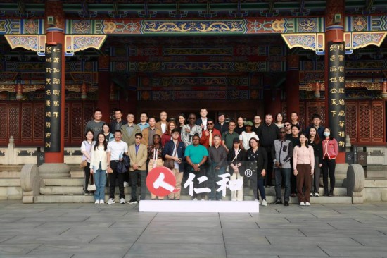 2023“一帶一路”媒體合作論壇聯(lián)合采訪團(tuán)參觀仁和集團(tuán)。（受訪者供圖）