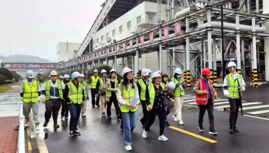   2023“一帶一路”媒體合作論壇聯(lián)合采訪團(tuán)走進(jìn)國家電投江西公司分宜電廠廠區(qū)。（本報(bào)記者 周歡攝）