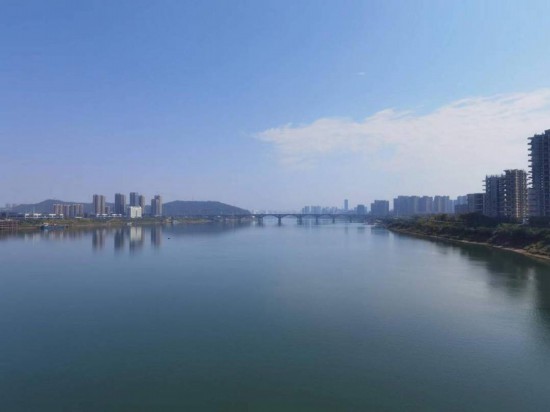 　　10月24日，在清水塘大橋景觀通道上拍攝的湘江景色。本報(bào)記者 常雯宜攝