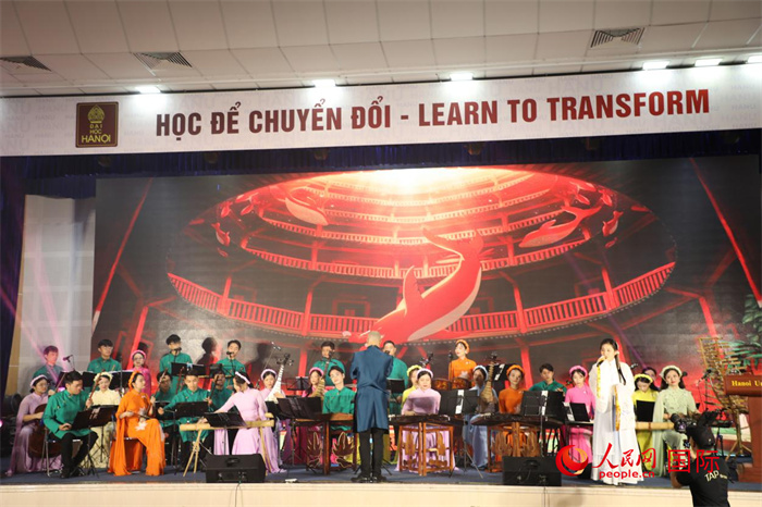 越南新活力民族樂團(tuán)的藝術(shù)家在進(jìn)行演奏。人民網(wǎng)記者楊曄攝