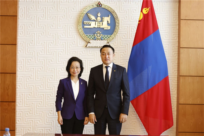 10月31日，中國駐蒙古國大使沈敏娟到任拜會蒙政府辦公廳主任兼蒙古人民黨總書記阿瑪爾巴伊斯格楞（右）。中國駐蒙古使館供圖