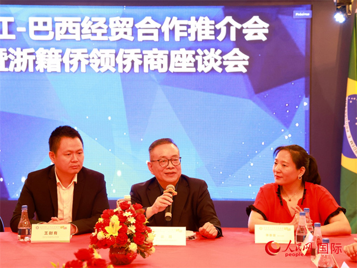 浙江海外聯(lián)誼會(huì)常務(wù)副會(huì)長徐旭（中）和與會(huì)僑領(lǐng)僑商座談。人民網(wǎng)記者 陳海琪攝