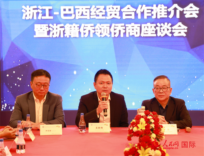 中國駐里約代總領(lǐng)事王尉育（中）在活動(dòng)中致辭。人民網(wǎng)記者 陳海琪攝
