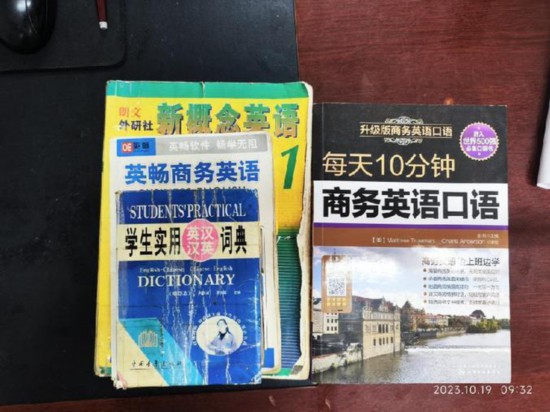   胡振興學習英語所用的資料。（圖片由受訪者提供）