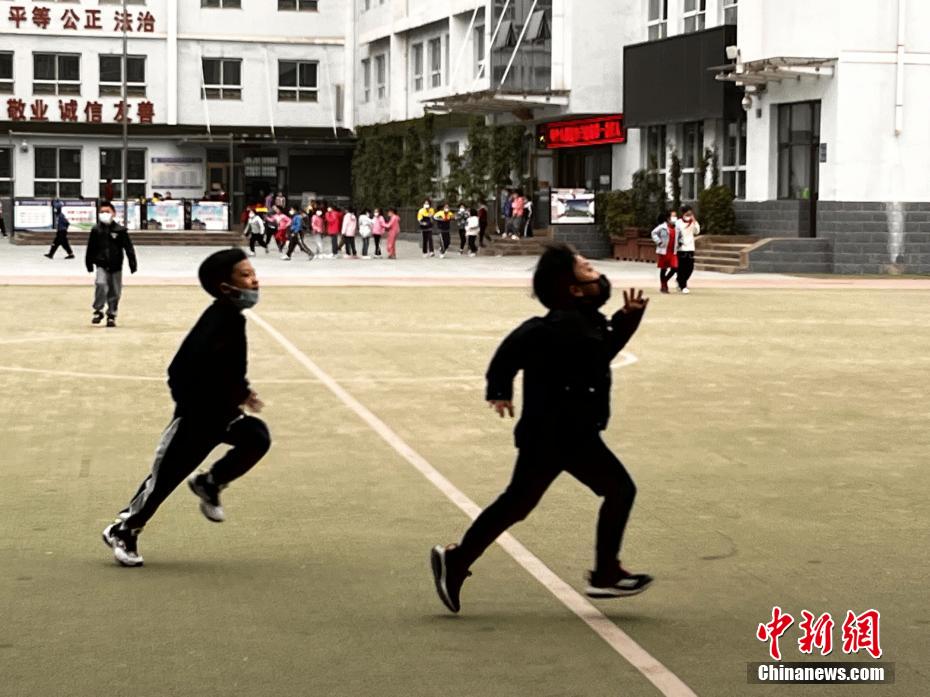 資料圖：學(xué)生們在課間玩耍。
