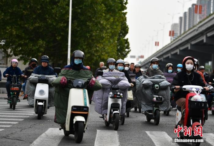 11月3日，河北石家莊迎降溫天氣，市民“捂”裝出行。 <a target='_blank' href='/'><p  align=