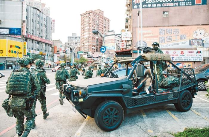 圖為2021年臺陸軍特種作戰(zhàn)指揮部在演習(xí)。圖片來源：臺灣《中國時(shí)報(bào)》。
