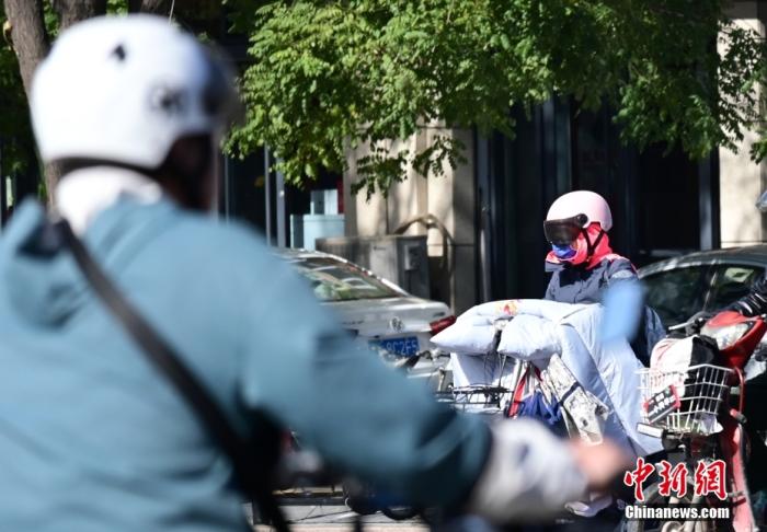 石家莊街頭，市民紛紛穿上厚厚的外套“捂”裝前行。 <a target='_blank' href='/'><p  align=