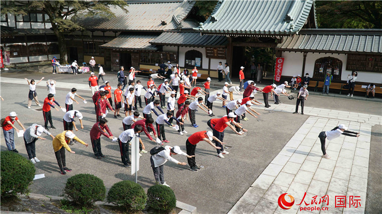 開跑前，中日青少年一起做熱身運(yùn)動(dòng)。人民網(wǎng) 蔣曉辰攝