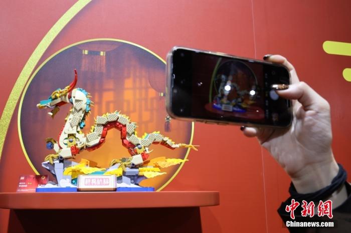 第六屆中國國際進口博覽會舉行，消費品展區(qū)展出以生肖龍為題材的中國元素產(chǎn)品。<a target='_blank' href='/'><p  align=