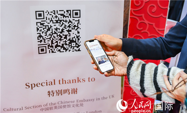 觀眾掃碼《我們的中國故事》系列視頻。人民網(wǎng) 郭錦標攝