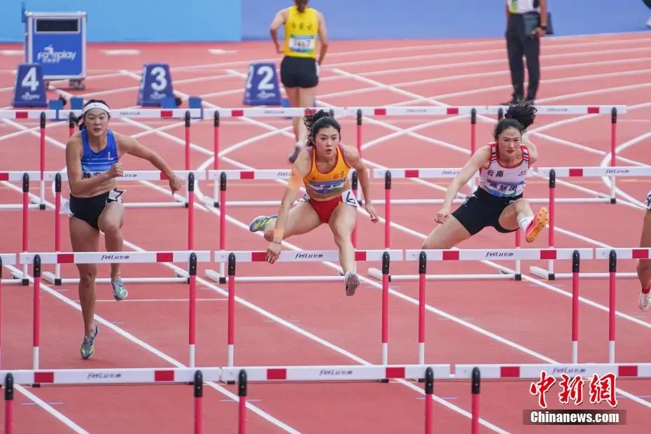 第一屆全國學生(青年)運動會田徑女子大學乙組100米欄決賽中，吳艷妮輕松奪冠。圖為吳艷妮在比賽中。陳冠言 攝
