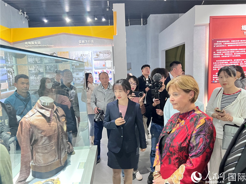飛虎隊指揮官陳納德將軍外孫女嘉蘭惠（右）在參觀昆明市博物館展示的文物。人民網(wǎng) 趙瞳攝