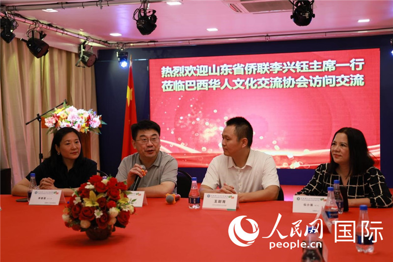 山東省僑聯(lián)主席李興鈺（左二）和與會僑領座談。人民網記者宋亦然攝
