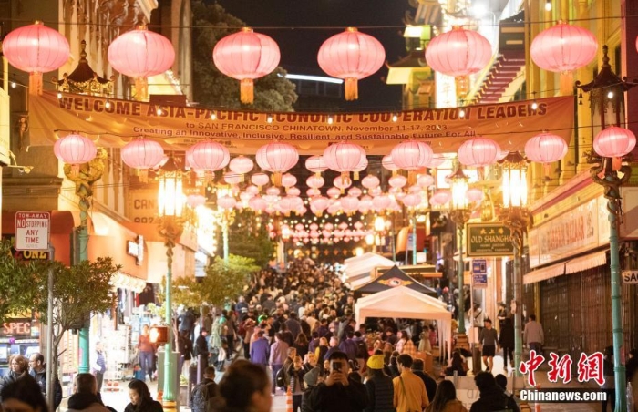 當(dāng)?shù)貢r(shí)間11月10日，美國(guó)舊金山唐人街夜市人頭攢動(dòng)。亞太經(jīng)合組織(APEC)第三十次領(lǐng)導(dǎo)人非正式會(huì)議將在舊金山舉行，當(dāng)?shù)靥迫私钟?jì)劃舉辦包括夜市在內(nèi)的多場(chǎng)活動(dòng)，以吸引與會(huì)者、游客和市民的光顧。<a target='_blank' href='/'><p  align=